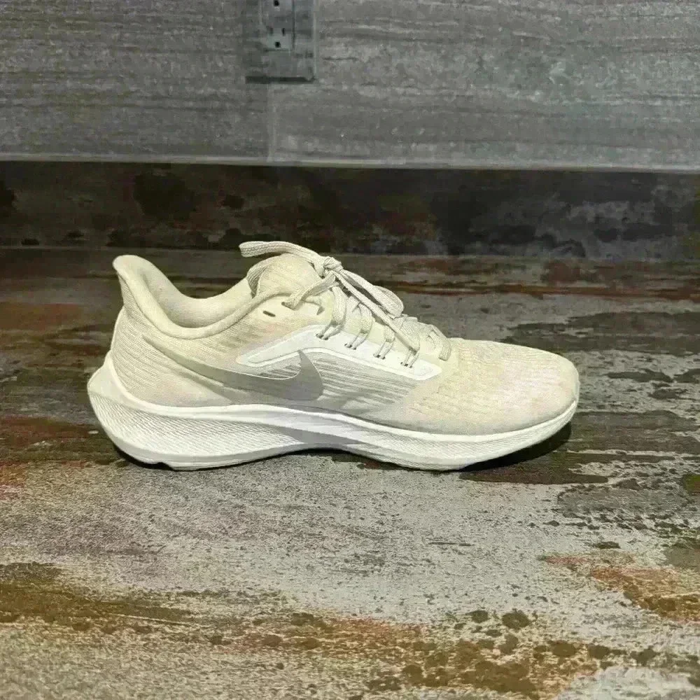 Nike White Running Shoes Women’s 9.5 US Slightly Used